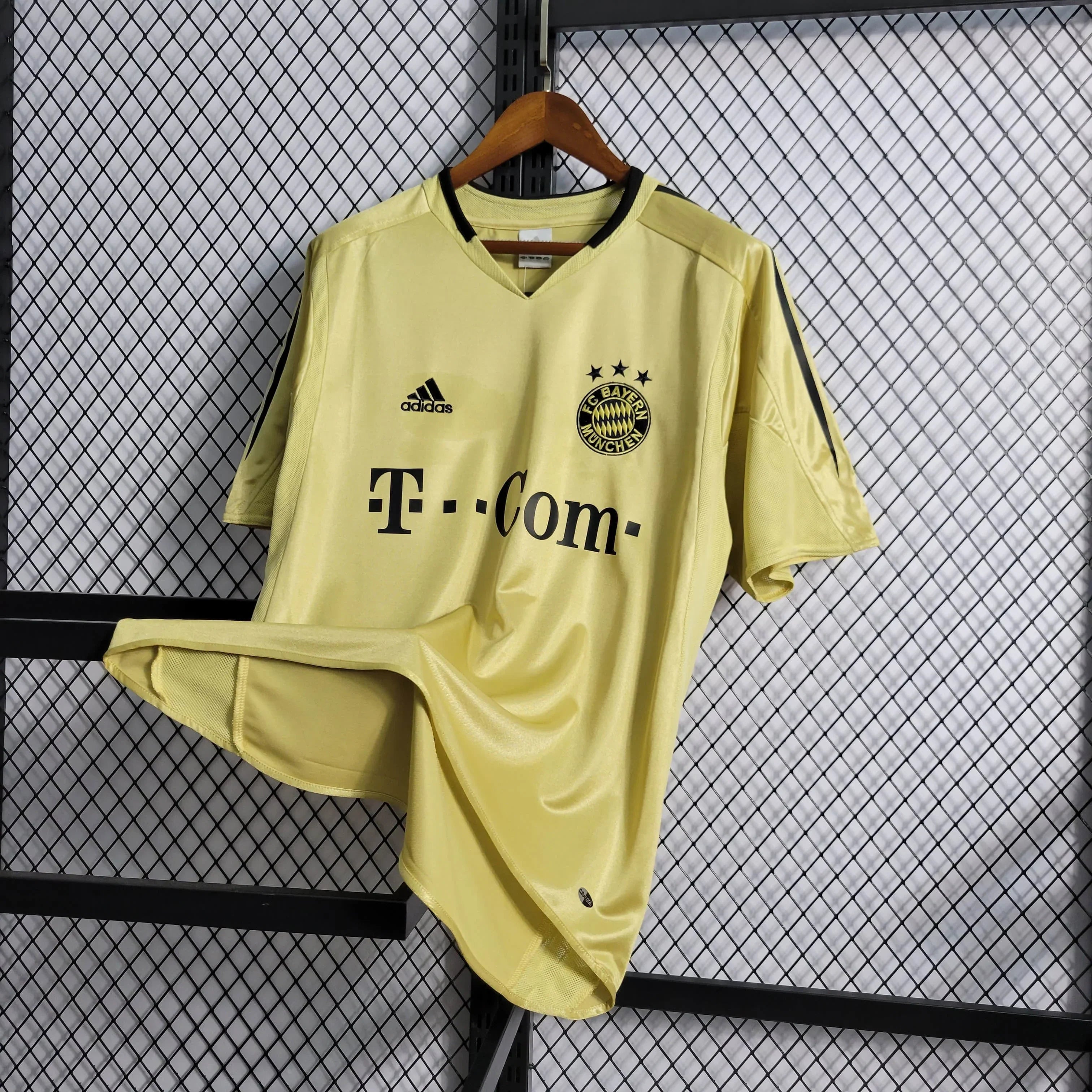 BAYERN MUNICH VISITANTE RETRO 2004/05 VERSIÓN FAN
