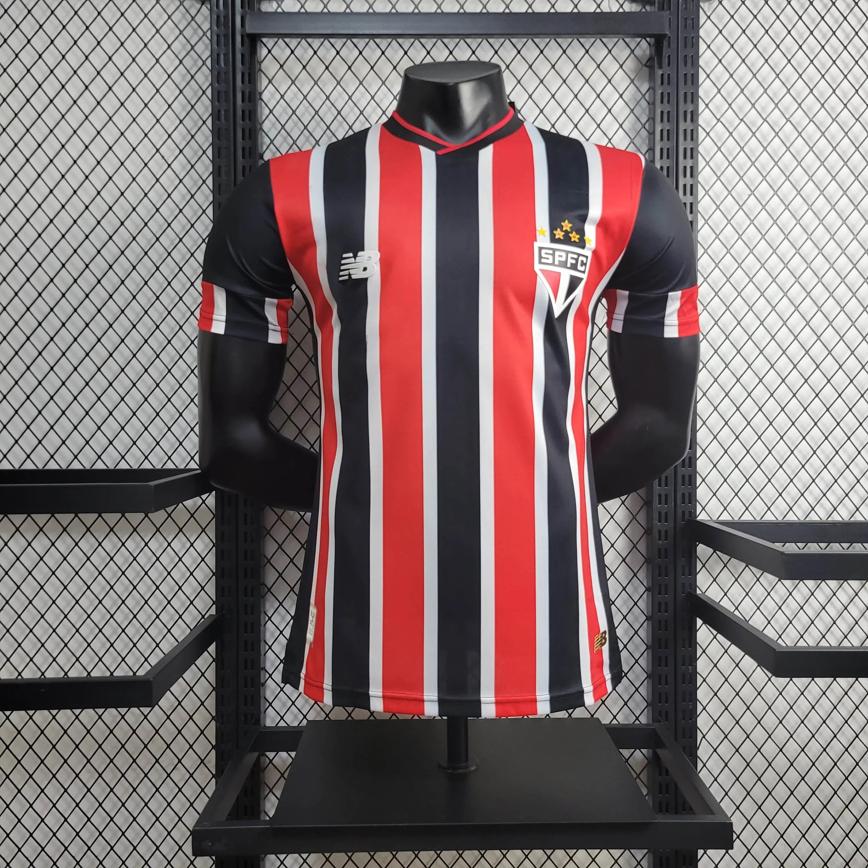 BAJO ENCARGO SAO PAULO VISITA 2024 VERSIÓN JUGADOR